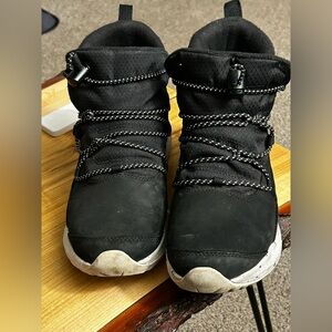 Merrell women’s hiking winter boots size 9